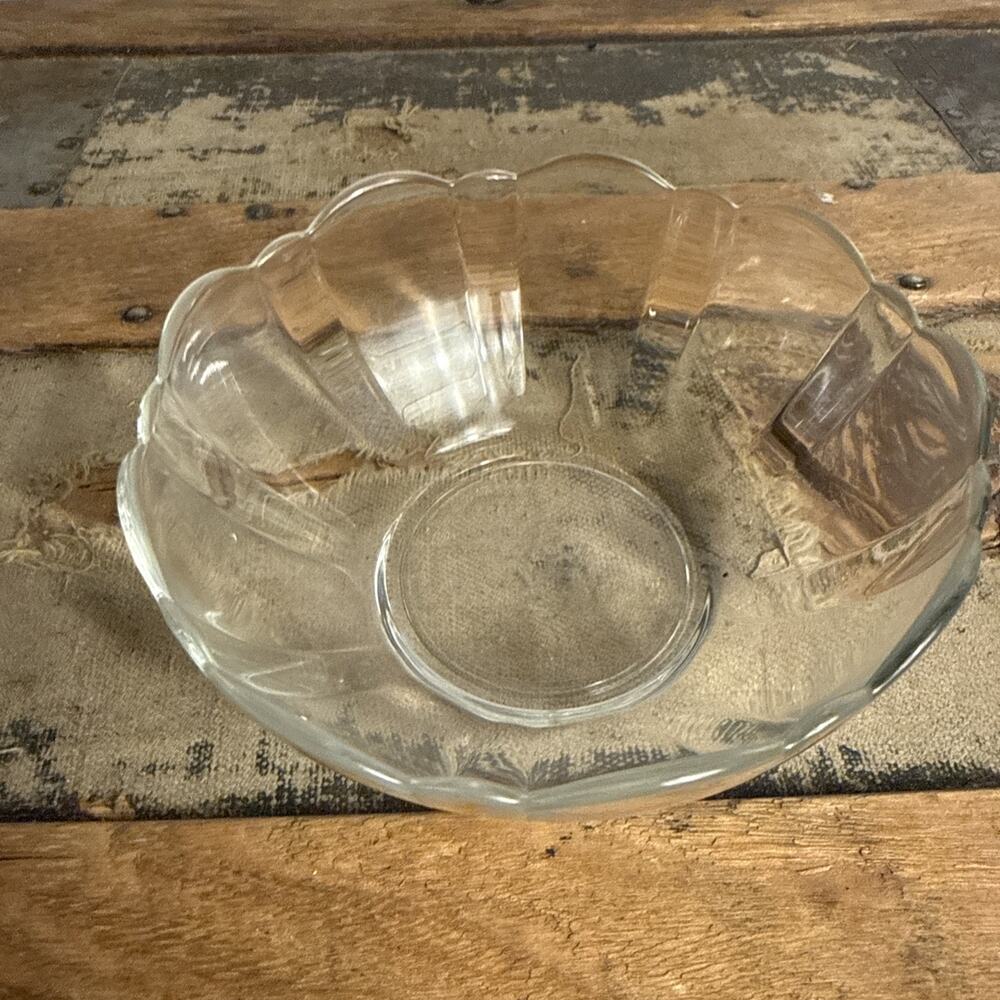 Vintage Arcoroc USA Clear Glass Serving Bowl Scalloped Edge (5"x2")